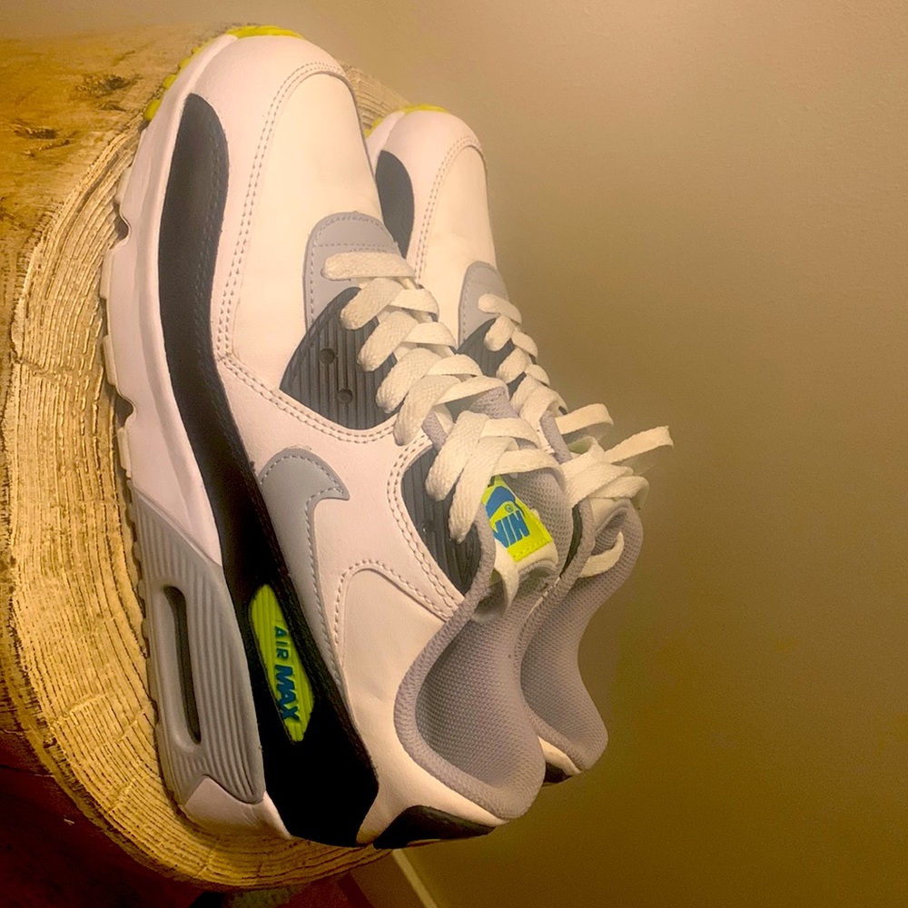 Nike air max 90 youth 6.5=8.5 in women.Great condition only wore them once.